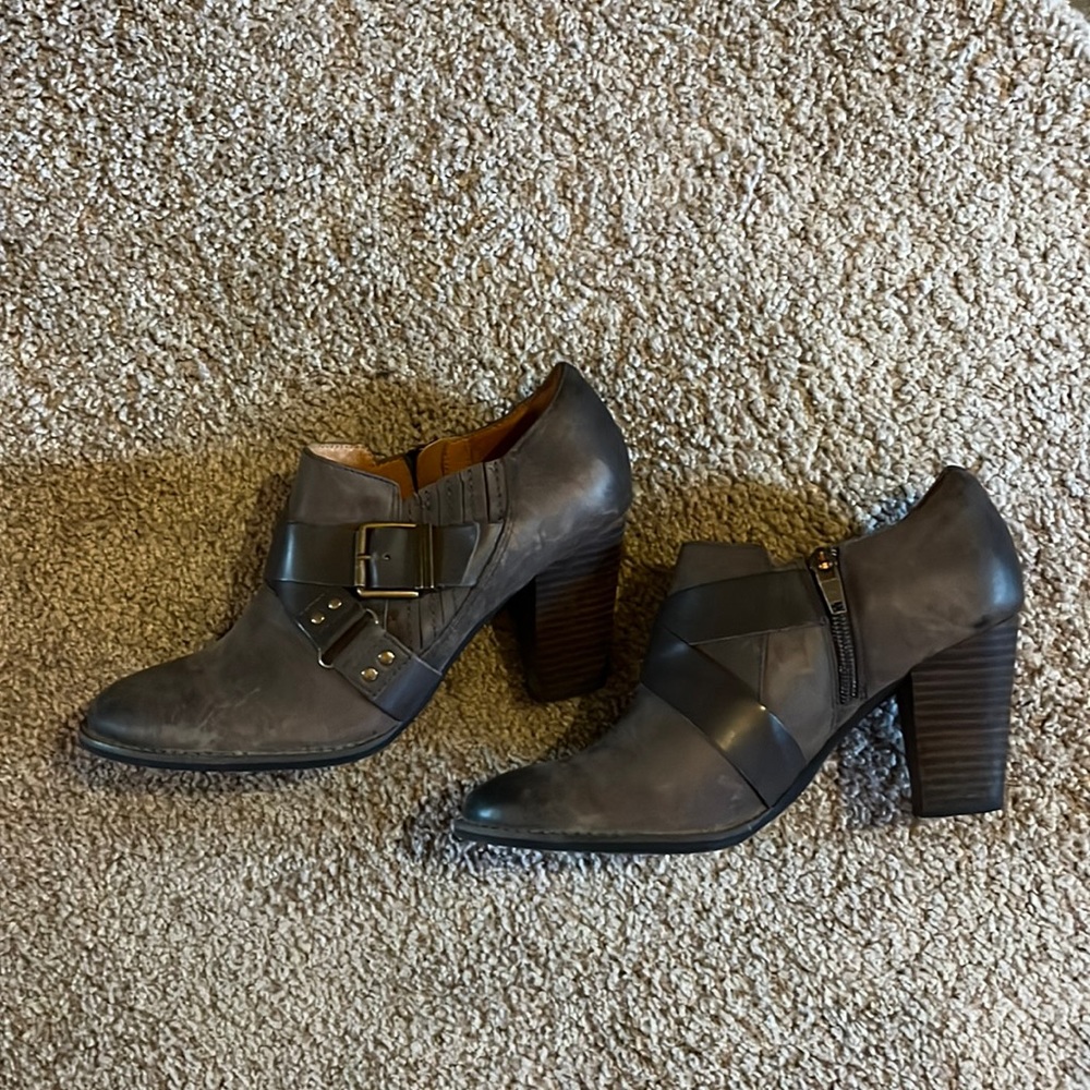 Very cute ankle boots. 2 1/2” - 3” heel